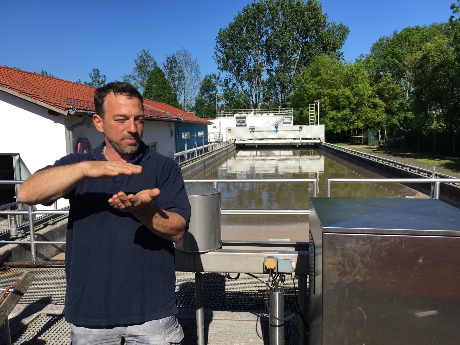Peter Oberbauer, verantwortlich für die Kläranlage Karlsfeld, demonstriert die Arbeitsweise des Beckens