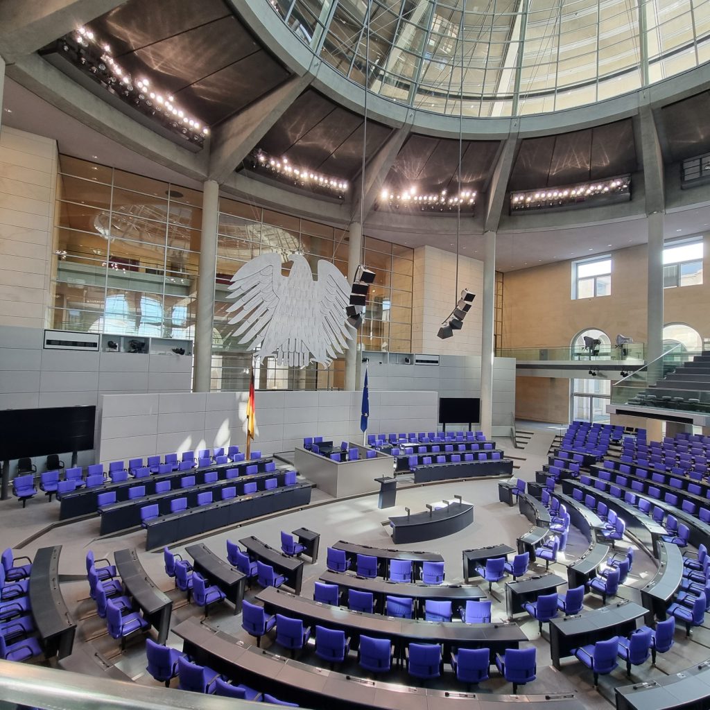 Bild zeigt den Plenarsaal des Bundestags