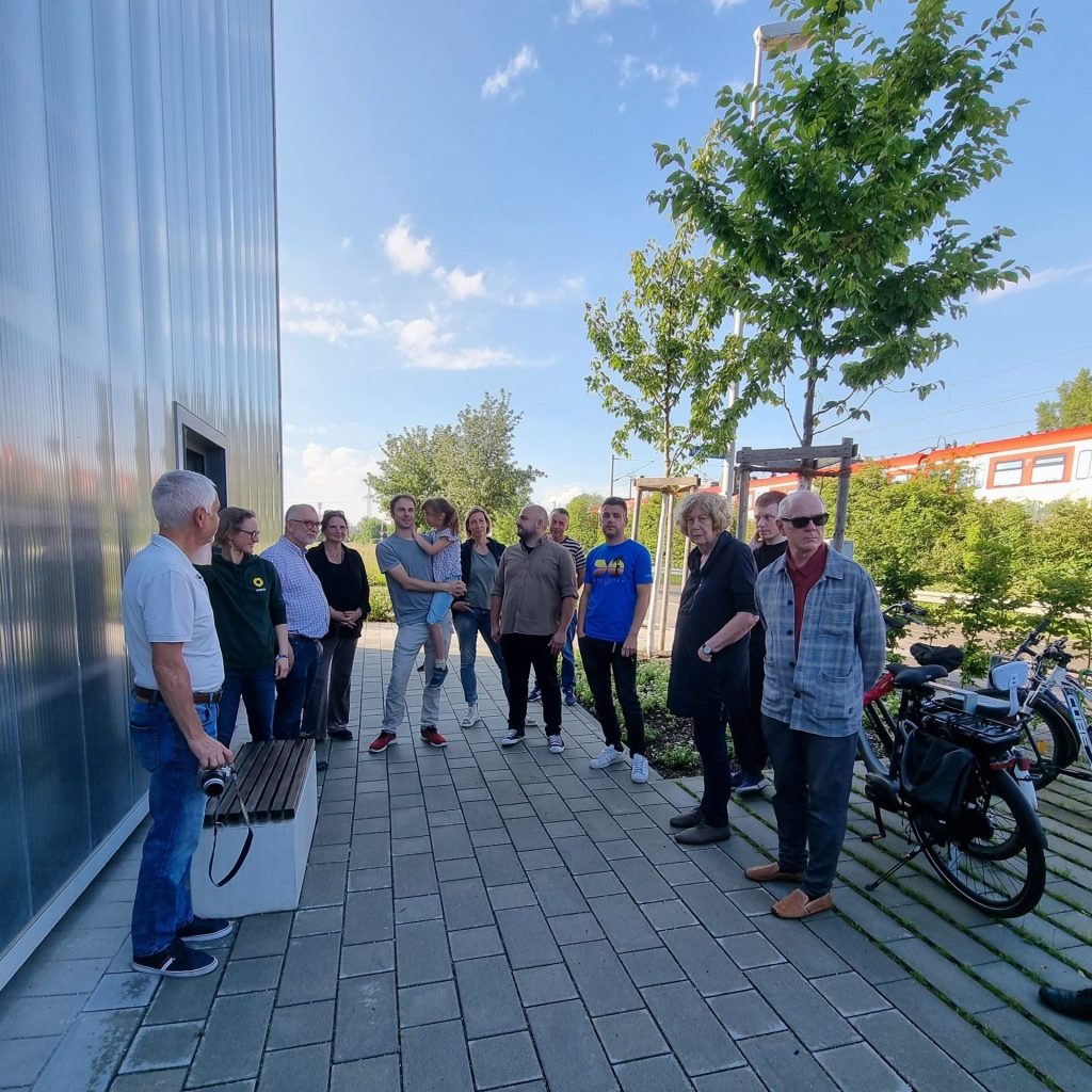 Das Bild zeigt eine Gruppe von Interessierten vor dem Maro-Haus in Karlsfeld